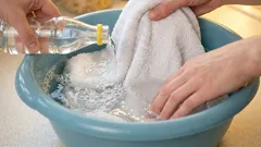  夜、台ふきんとオーブンミトンを水に浸しておくと、翌朝には完璧にきれいになり、古い油汚れさえも落ちてしまいます。