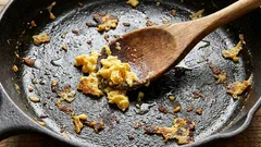 よくある料理の失敗：なぜ木製のスプーンはスクランブルエッグを作るのに最適ではないのか。