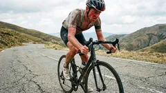 なぜ多くの人が自転車に乗っているときにすぐに疲れてしまうのか、そして適切なペースが持久力をいかに向上させるか。