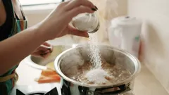 塩辛すぎるスープをどうすればいいですか？この果物を1切れ入れて、10分ほど煮てください。