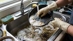 手洗いで食器を洗うと、水や土壌が汚染される。